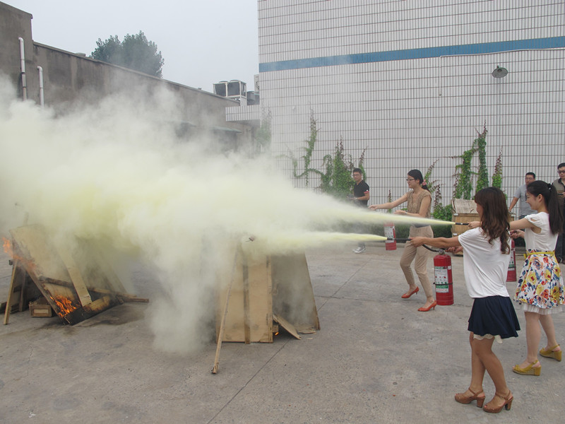 人人參與消防-共創(chuàng)平安和諧-益和熱力公司開展消防、逃生演練